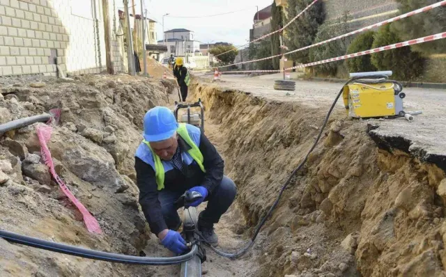 Asfaltı qazıb su çəkdilər, düzəltmək yaddan çıxdı - ŞİKAYƏT