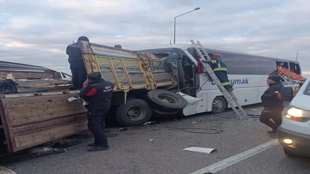 Türkiyədə sərnişin avtobusu yük maşınına çırpıldı: Ölənlər və çox sayda yaralanan var