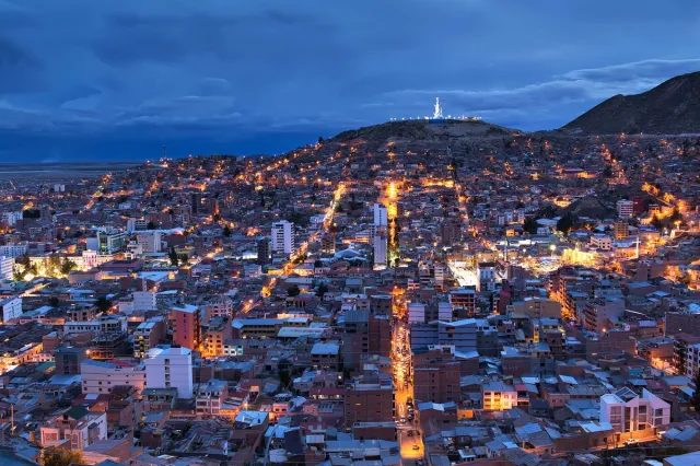 Venesuelanın Boliviyadakı səfirliyi atəşə tutulub