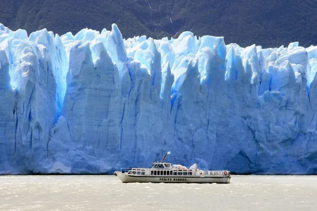 Argentinada turistlərin gözü qarşısında aysberq çevrilib