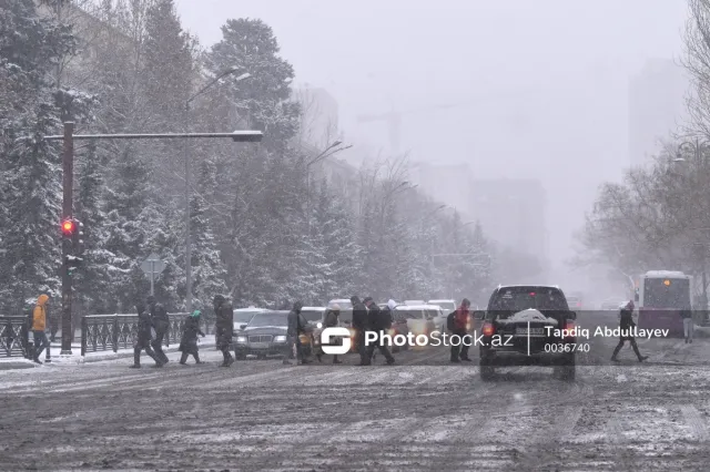 Buzlu yollarda qəza ehtimalı artıb: Yol polisindən XƏBƏRDARLIQ