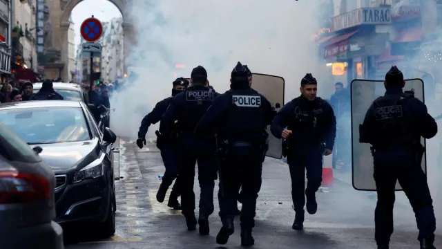 Fransa polisi dinc nümayişçilərə hücum edib: Üç nəfər yaralanıb