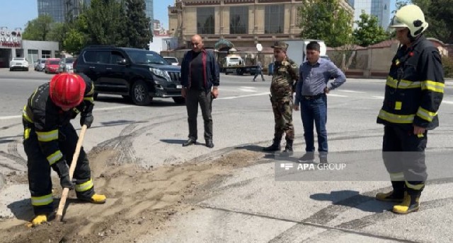 Sumqayıtda yola mənşəyi naməlum maddə dağıldı