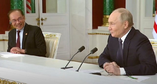 Putinin zarafatı onları qəhqəhəyə boğdu: Dedi ki, ikinci arvadı üçündür...