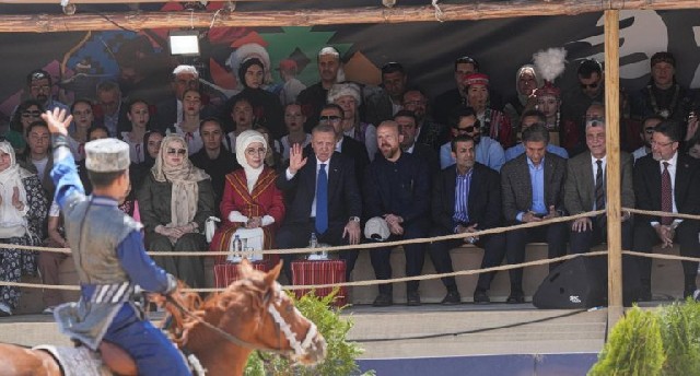Ərdoğan və xanımı Azərbaycan nümayəndə heyətinin çıxışını izlədilər