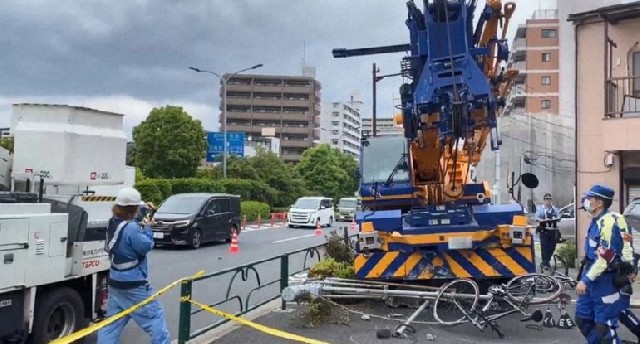 Tokioda inşaat kranı səkiyə çıxdı: Yaralananlar var
