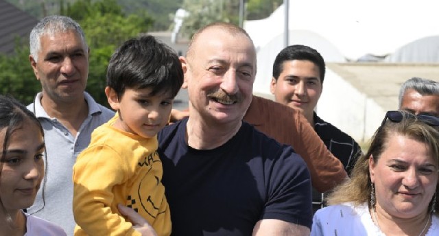 İlham Əliyev Laçın şəhərində sakinlərlə görüşüb - FOTOLAR