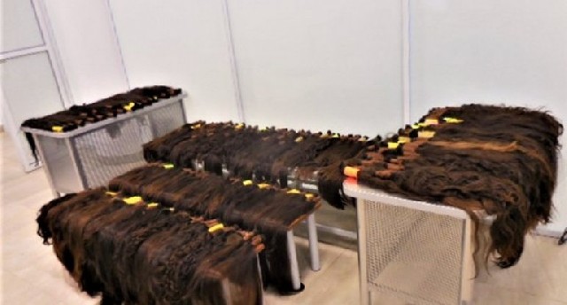 Gözəllik salonları üçün xaricdən 40 kilo insan saçı gətirən saxlanıldı