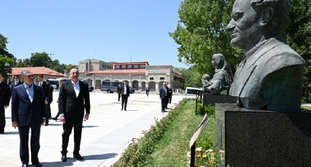 İlham Əliyev və Qurbanqulu Berdiməhəmmədov Şuşada Natəvanın, Bülbülün və Üzeyir Hacıbəylinin gülləbaran edilmiş heykəllərinə baxıblar - YENİLƏNİB