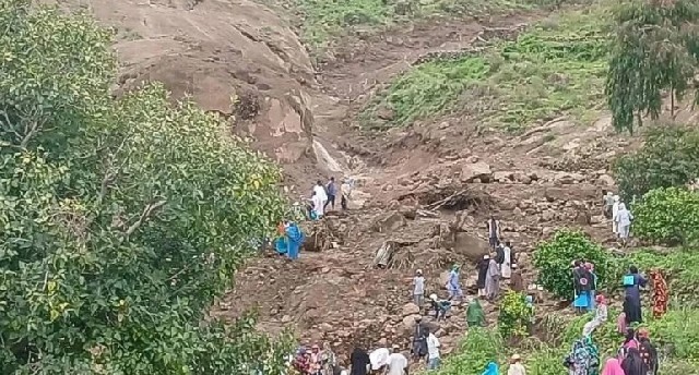 Torpaq sürüşməsi kəndi tamamilə məhv etdi: 1000 ölü