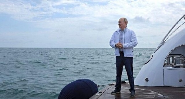 Putin yalnız bu filmlərə baxır, yolda...